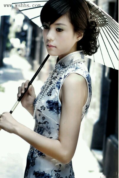 美女在这里啊…