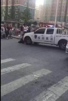 胶南城管九方海悦华庭门口不文明执法