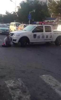 胶南城管九方海悦华庭门口不文明执法