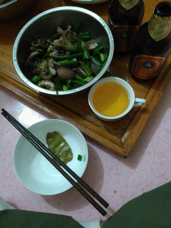 葱拌八带，两瓶青啤，美滋滋