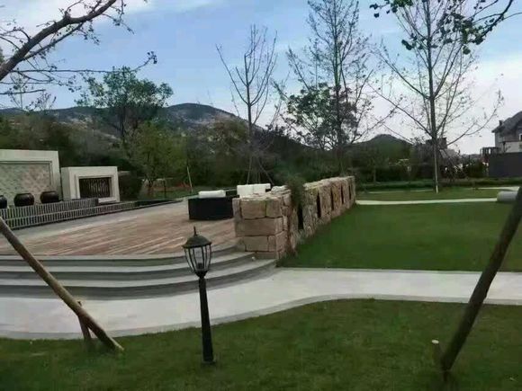 这儿
好多买房租房的，还有好多中介公司的