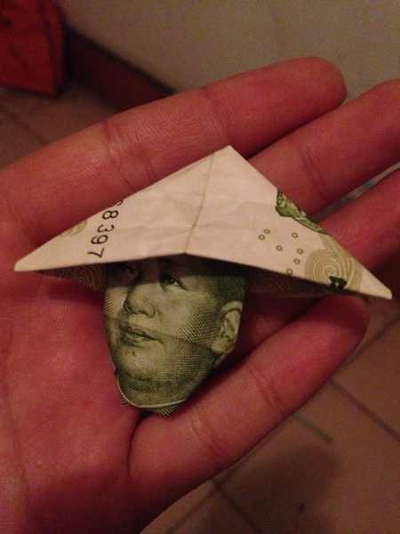 贫道修行多年，刚刚出山，摆摊看面相了