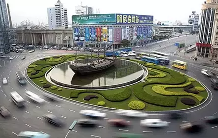 车辆进出环岛时 需要打转向灯吗