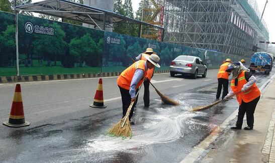黄岛环卫快速反应清理道路污染源