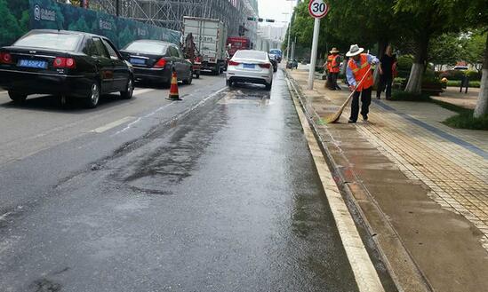 黄岛环卫快速反应清理道路污染源