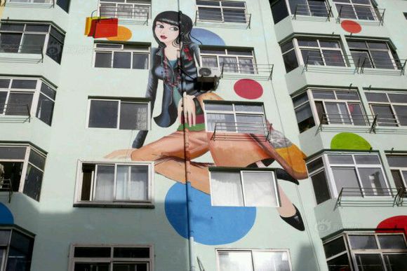 青岛现“最牛”时尚墙绘大胸女郎