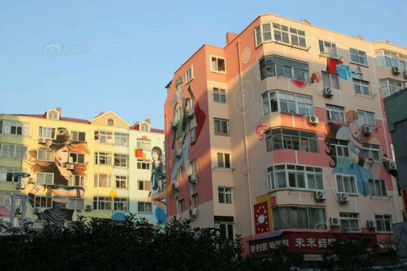 青岛现“最牛”时尚墙绘大胸女郎