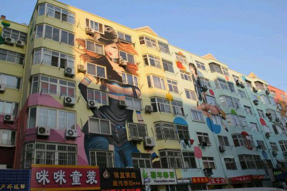 青岛现“最牛”时尚墙绘大胸女郎
