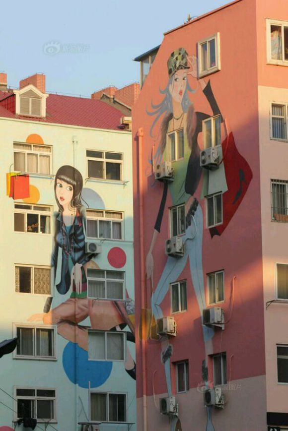 青岛现“最牛”时尚墙绘大胸女郎
