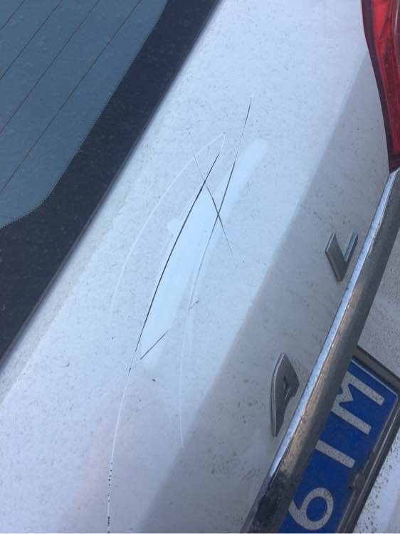 昨天刚到黄岛、就被划车！