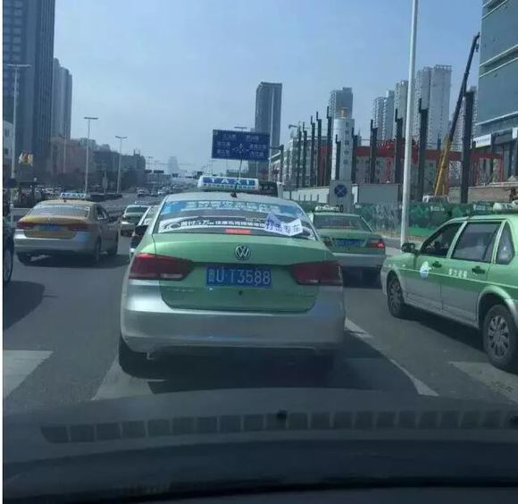 黄岛出租车在滨海大道罢工，有图有真相