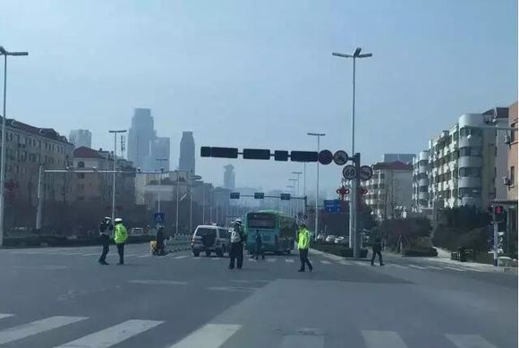 黄岛出租车在滨海大道罢工，有图有真相