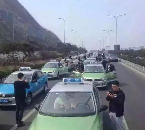 黄岛出租车在滨海大道罢工，有图有真相