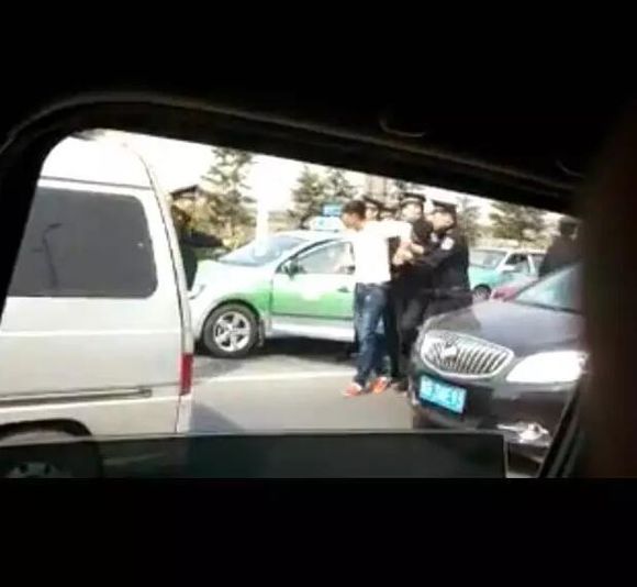 黄岛出租车在滨海大道罢工，有图有真相