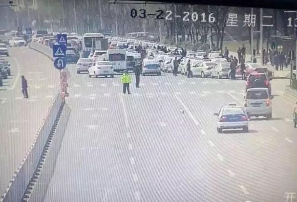 黄岛出租车在滨海大道罢工，有图有真相