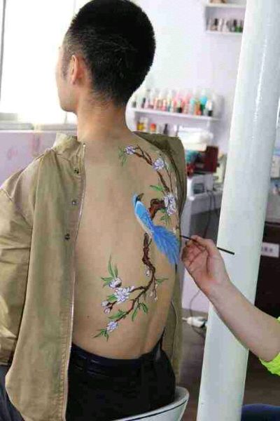 今天我们唯魅国际彩妆人体彩绘课，与网友
分享下