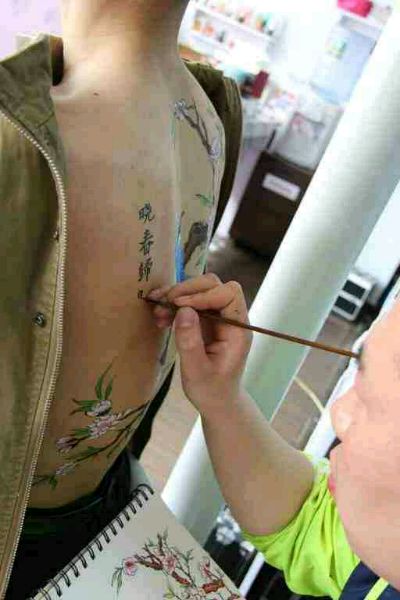 今天我们唯魅国际彩妆人体彩绘课，与网友
分享下