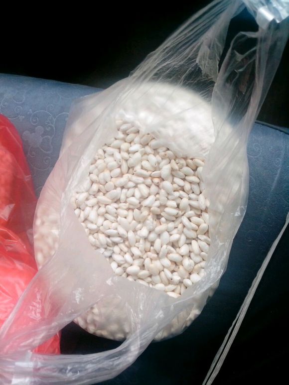 刚才买到了用大炮做的爆米花，买了好多，哈哈哈哈