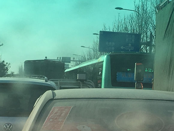 开发区公交九路车别停车辆强行加塞
