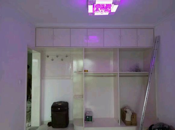 房子刚装修完！还打一电热炕看上去挺舒服的！花钱还不多！给朋友们