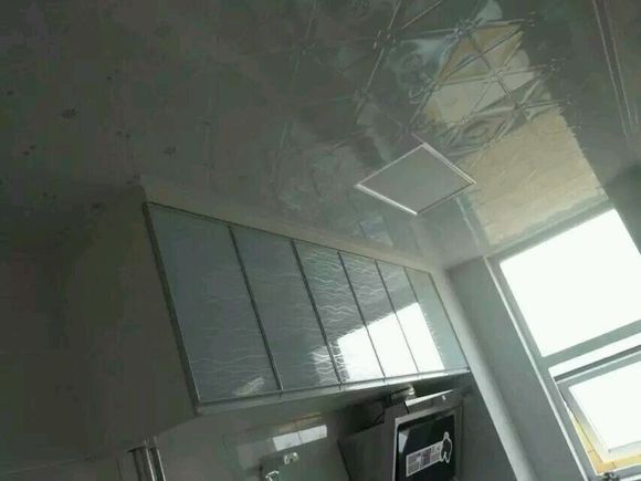 房子刚装修完！还打一电热炕看上去挺舒服的！花钱还不多！给朋友们