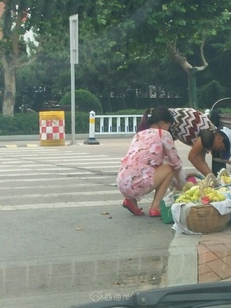 姑娘连个打底都不穿