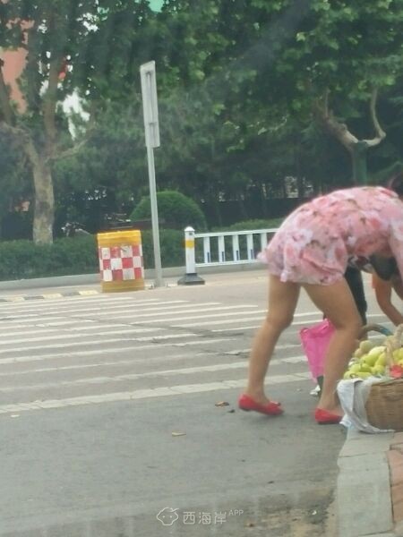 姑娘连个打底都不穿