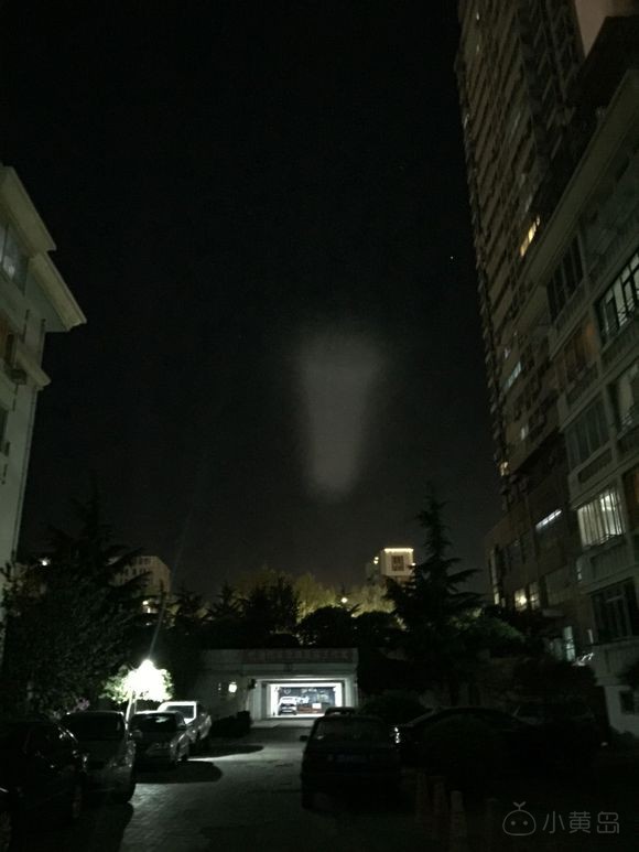 今晚拍到的，这是什么，济南也有人拍到了，还有河北