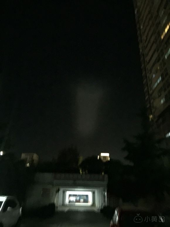 今晚拍到的，这是什么，济南也有人拍到了，还有河北