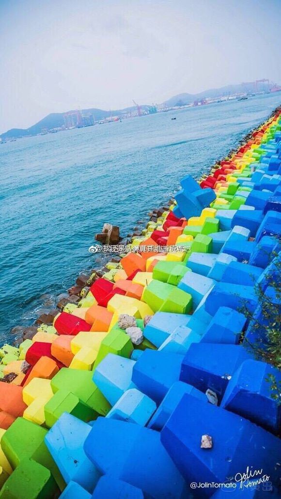 请问一下黄岛区万达维多利亚湾的七彩破浪石还在吗？