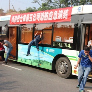 真情巴士组织驾驶员进行火灾逃生应急演练