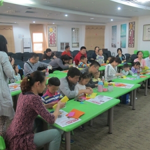 “快乐小书房”绘本故事——不一样的爸爸