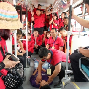 真情巴士组织驾驶员开展消防应急演练