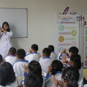 黄岛区开展“小手牵大手、健康与安全同行”主题教育活动