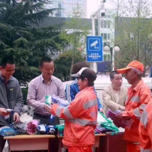 青岛市黄岛区企业科技服务协会为环卫工人送温暖