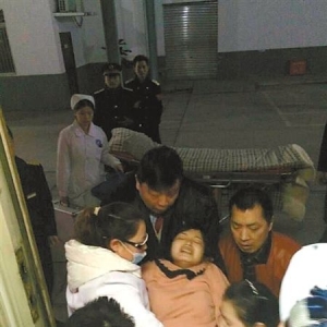 回乡孕妇突然临产，火车刹一脚送医