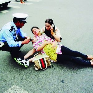 女子给摔倒孕妇当靠垫，被誉为最美“女神”