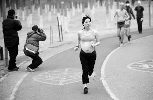 8个月孕妇穿清凉装跑完3.5公里