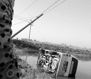 9座面包车塞了23个孩子，翻进水塘