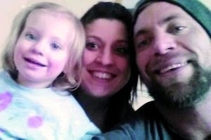 有爱父母腿上文“胎记”和女儿配套