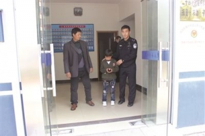 因父母给2岁弟弟多买零食 6岁男孩故意走失