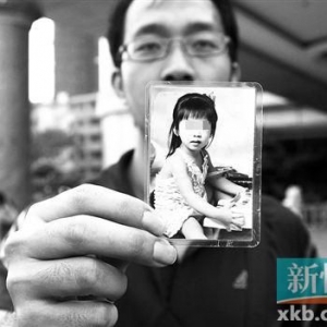 女童随父亲参加聚会，被酒店壁炉砸死
