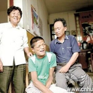 夫妇捡破烂种地为生，抚养患病弃婴31年