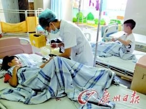 男童吃小摊零食后吐血昏迷进ICU