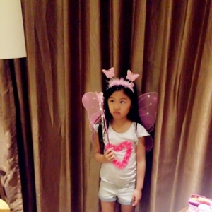 惊魂未定！孩子独自被困电梯内