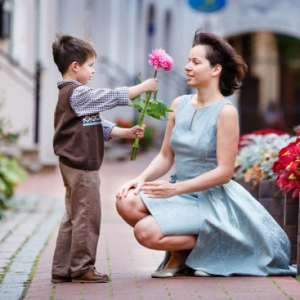 儿子总想摸妈妈乳房 怎么办？