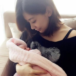 贾静雯爱女眼鼻像妈嘴像爸 哪些相貌会遗传孩子？