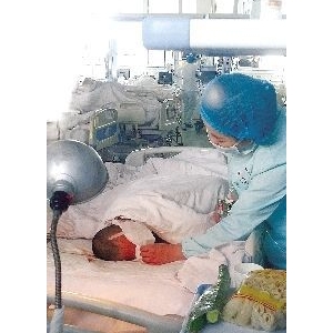 7岁男童被斗狗咬得面目全非生命垂危