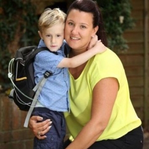 4岁男童患胃衰竭，“救命背包”不离身