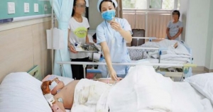 男孩陷入垃圾堆被烧伤 暑期烧伤科两三成患者是孩子